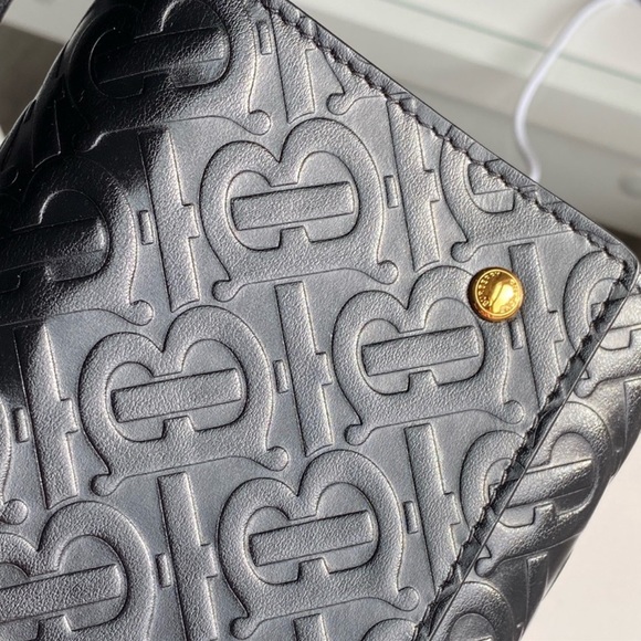 Authentic Burberry crossbody - Picture 5 of 15